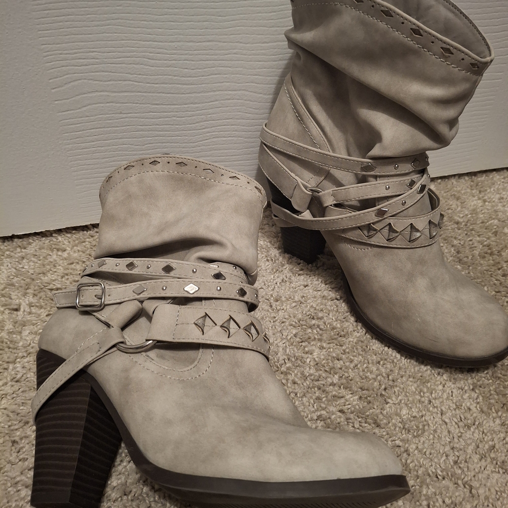 Daisy Fuentes Stylish Gray Heeled Strappy Studded Ankle Boots Suede